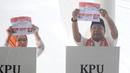 Calon wakil gubernur Jakarta nomor urut 3, Rano Karno (kanan) menunjukkan surat suara Pemilihan Gubernur DKI Jakarta pada Pemilihan Kepala Daerah (Pilkada) Serentak 2024 di Jakarta, Rabu (27/11/2024). (merdeka.com/Arie Basuki)