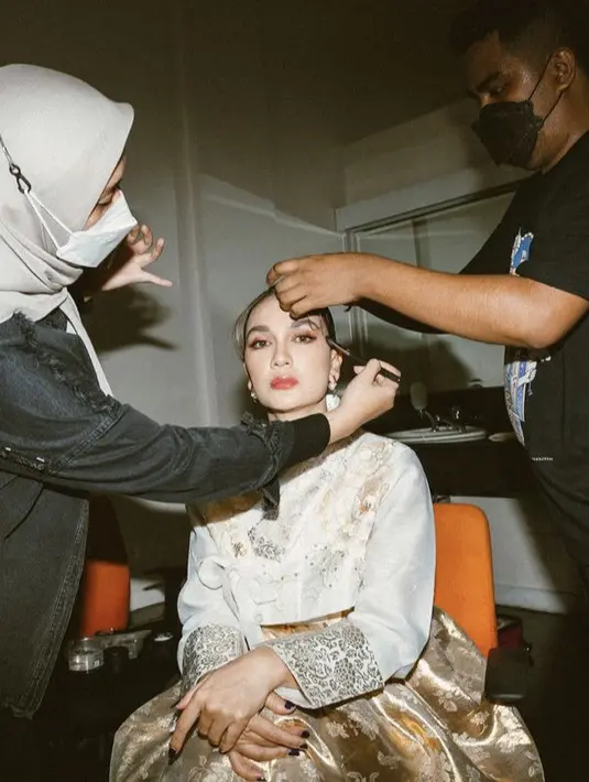 Gaya rambutnya pun cukup simple, dengan sanggul kepang sederhana dan dua helai poni depan. (@lunamaya)