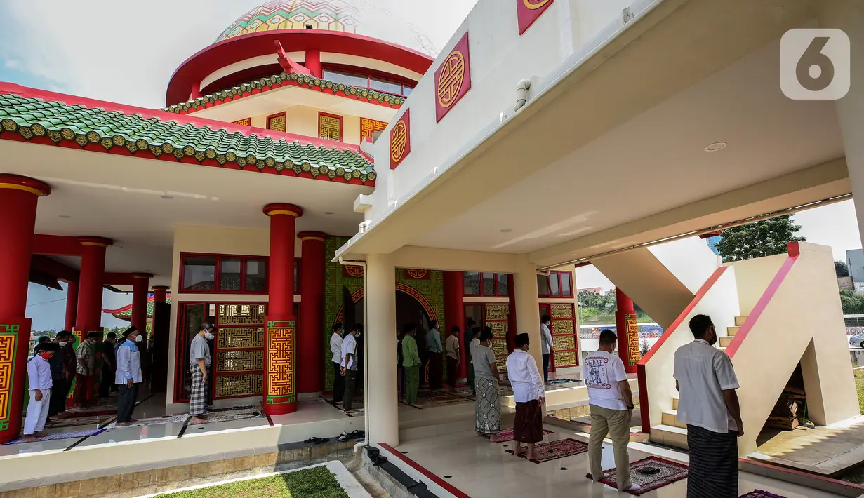 Umat Muslim berdoa seusai Sholat Jumat di Masjid Babah Alun Desari, Cilandak, Jakarta Selatan, Jumat (23/4/2021). Masjid dengan perpaduan warna merah, kuning dan hijau tersebut membuatnya tampak cantik. (Liputan6.com/JohanTallo)