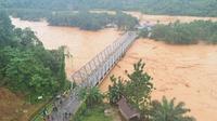 Banjir yang merendam Kabupaten Konawe Utara memutuskan sejumlah akses transportasi di wilayah itu, Minggu (9/6/2019). (Foto: Oheo)