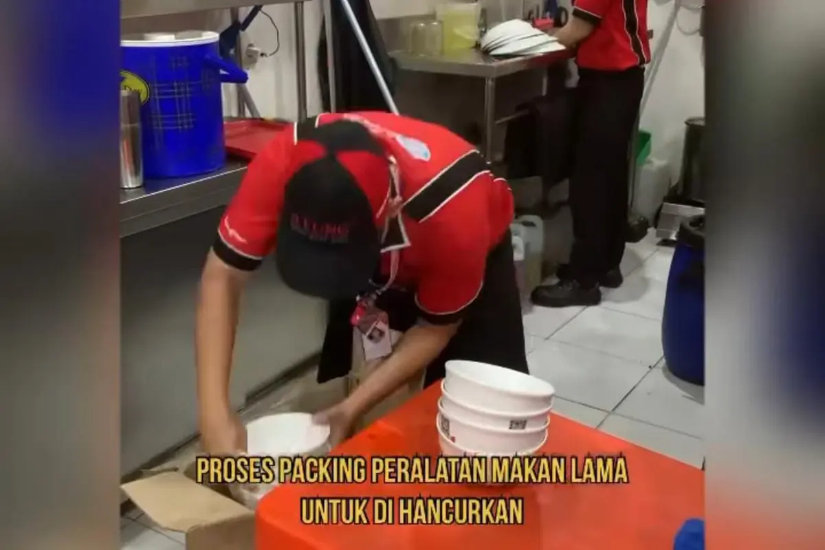 restoran Baso A Fung yang menghancurkan seluruh peralatan makannya usai kreator digital Jovi Adhiguna mencampurkan kerupuk babi saat makan bakso di resto tersebut.