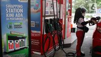 Petugas SPBU melayani pengendara mobil di Stasiun Pengisian Kendaraan Listrik Umum (SPKLU) dan Battery Swapping Station SPBU Pertamina, MT. Haryono, Jakarta, Senin (7/11/2022). Sejak pemerintah resmi menaikkan harga BBM mulai dari pertalite, solar dan pertamax, kendaraan bermotor listrik berbasis baterai (KBLBB) sebagai alternatif kendaraan kembali ramai dibicarakan. (Liputan6.com/Herman Zakharia)