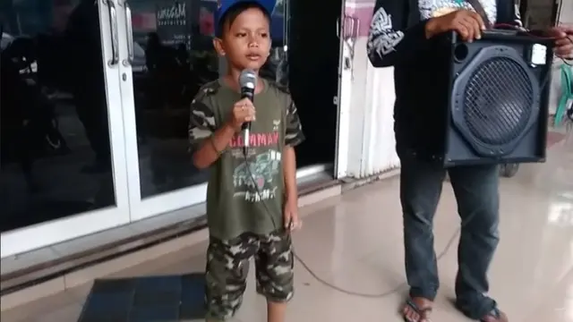 6 Foto Lawas Farel Prayoga Saat Ngamen Ini Curi Perhatian, Kini Penyanyi Cilik Sukses