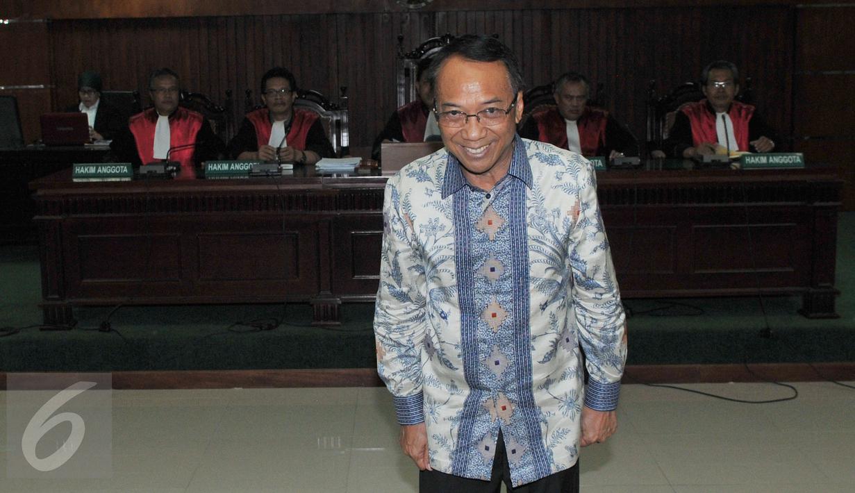 Mantan Menteri ESDM Jero Wacik memberikan senyuman jelang mengikuti sidang pembacaan putusan sela di Pengadilan Tipikor, Jakarta, Selasa (6/10/2015). Pada sidang tersebut Majelis hakim menolak nota keberatan Jero Wacik. (Liputan6.com/Andrian M Tunay)