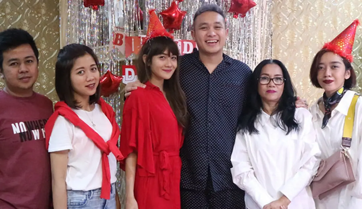 Bersama keluarga besarnya, nuansa kemerdekaan tetap hadir di pesta kejutan untuk Gilang. Nuansa merah dan putih hadir meramaikan perayaan ulang tahunnya itu. (Instagram/adieztyfersa)