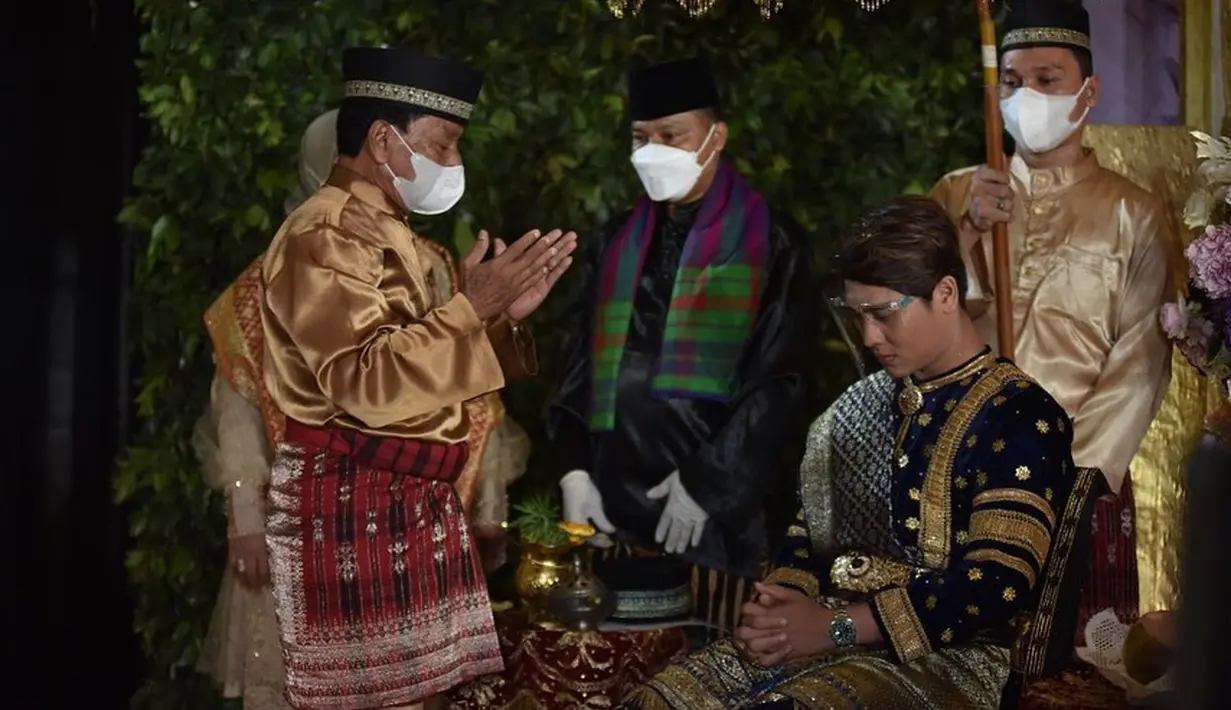 Upacara Adat Balacuik Malapeh Bujang Rizky Billar (Instagram/antv_official)