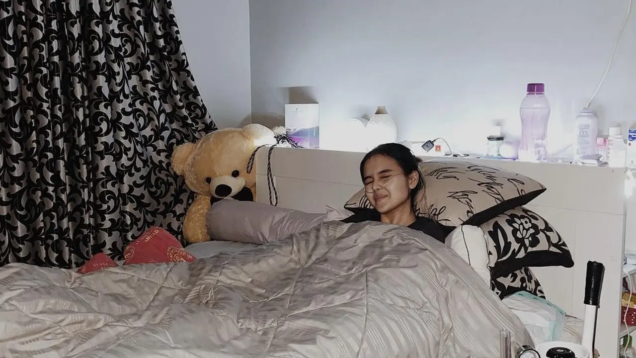 6 Potret Perjuangan Laura Anna Hadapi Spinal Cord Injury, Fisioterapis Hingga Akupuntur