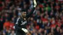 Kiper Manchester United, Andre Onana saat laga pekan pertama Liga Inggris 2023/2024 melawan Wolverhampton di Old Trafford, Manchester, Selasa (15/08/2023) WIB. (AFP/Lindsey Parnaby)