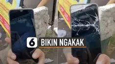 Nasib apes dialami oleh seorang perempuan ini ketika ingin menunjukkan anti gores di handphonenya.