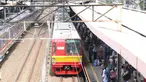 Penumpang menunggu kereta Commuterline di Stasiun Tanah Abang, Jakarta, Senin (11/1/2021). Mulai hari ini, PT Kereta Commuter Indonesia atau PT KAI Commuter melakukan pembatasan jam operasional KRL menjadi pukul 04.00-22.00. (Liputan6.com/Angga Yuniar)