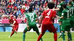 Bayern Muenchen secara mengejutkan tumbang di tangan Augsburg dalam laga pekan ke-32 Bundesliga Jerman. Bermain di Allianz Arena, Sabtu (9/5/2015) malam WIB, The Bavarians takluk dengan skor 0-1 atas Augsburg.