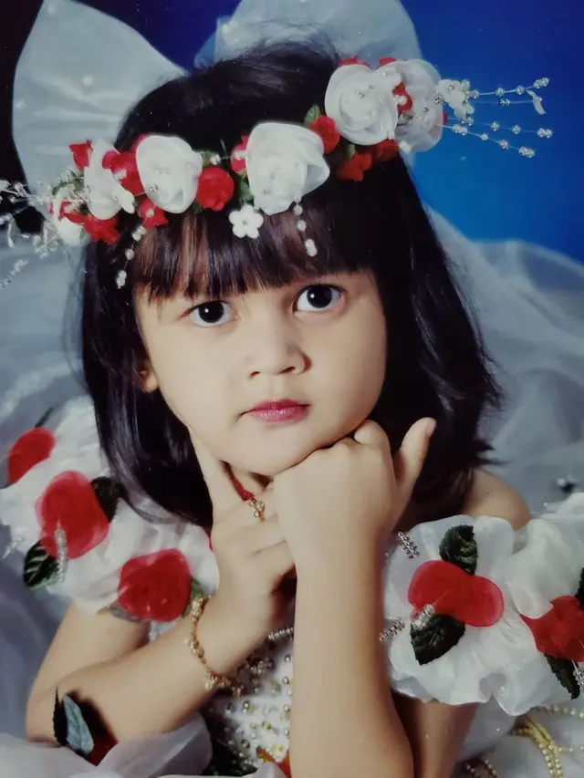 6 Potret Masa Kecil Cut Meyriska Ini Menggemaskan