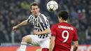 Bek sayap Juventus, Stephan Lichtsteiner, berusaha melewati striker Bayern Munchen, Robert Lewandowski. Meski kalah penguasaan bola namun Juventus lebih banyak melakukan tendangan ke arah gawang dari Munchen. (Reuters/Stefano Rellandini)