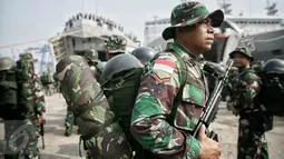 Prajurit TNI yang tergabung dalam Satgas Perbatasan membawa tumpukan tas sebelum naik KRI Teluk Ratai 509 di Dermaga Mako Kolinlamil, Jakarta, Rabu (27/1). 1300 prajurit diberangkatkan menjaga perbatasan darat RI-Malaysia. (Liputan6.com/Faizal Fanani)