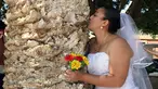 Seorang aktivis lingkungan berpakaian pengantin mencium sebuah pohon di San Jacinto Amilpas, Oaxaca, Meksiko, Minggu (25/2). Acara ini bernama "Menikah dengan Pohon". (AFP FOTO/PATRIKIA CASTELLANOS)