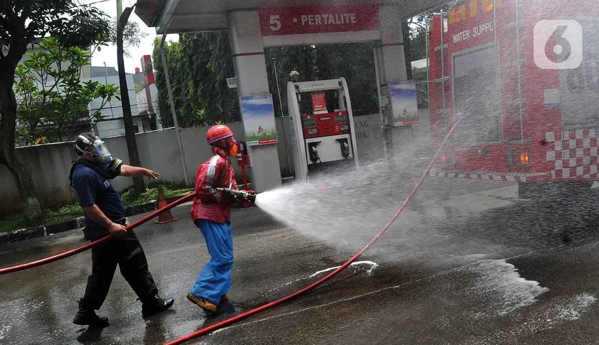 Petugas Pertamina dan Damkar melakukan penyemprotan disinfetaktan di SPBU depan RS Azra, Bogor, Jawa Barat, Jumat (27/03/2020). Penyemprotan disinfetaktan kerjasama PT Pertamina (Perseo) dan Dinas Pemadam Kebakaran Kota Bogor. (merdeka.com/Arie Basuki)