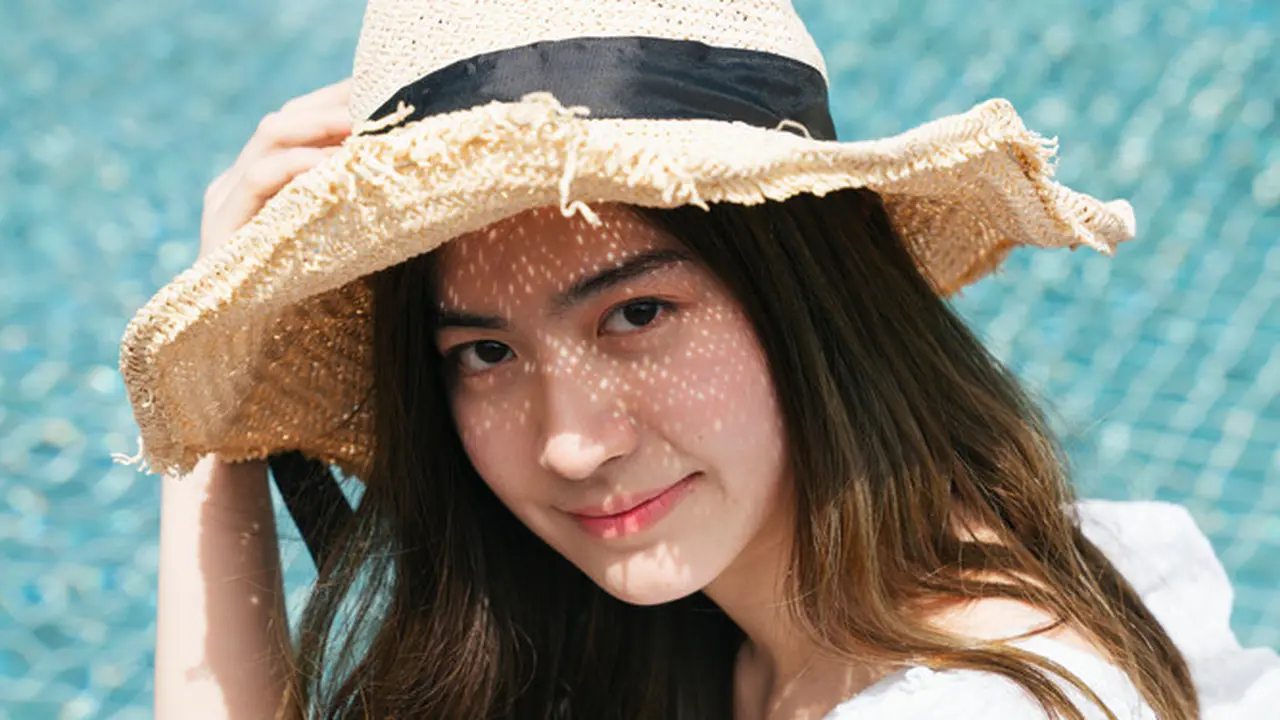tersenyum sedih kalem