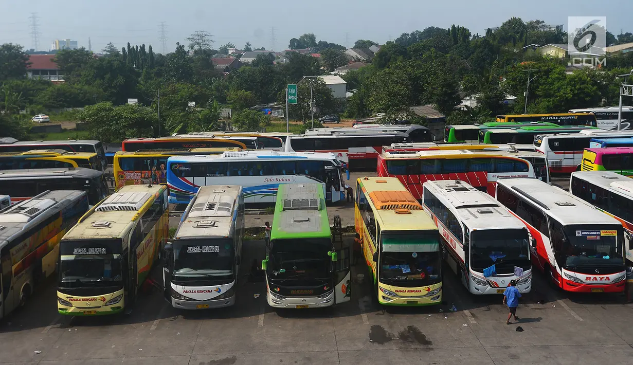 Sejumlah bus antar kota antar provinsi berjejer menunggu untuk mengangkut penumpang untuk pulang kampung di Terminal Pulogebang, Jakarta, Sabtu (9/6). Diperkirakan akan terjadi lonjakan arus mudik pada H-3 atau H-2 lebaran. (Merdeka.com/Imam Buhori)