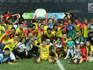 Pemain dan official Bhayangkara FC merayakan gelar juara Liga 1 Indonesia usai melawan Persija di Stadion Patriot Candrabhaga, Bekasi, Minggu (12/11). Bhayangkara FC meraih 68 poin dari 34 pertandingan. (Liputan6.com/Helmi Fithriansyah)