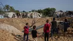 Warga Palestina memeriksa kerusakan akibat serangan Israel di Khan Younis, Jalur Gaza selatan, Selasa 19 Mei 2026. (AP Photo/Abdel Kareem Hana)