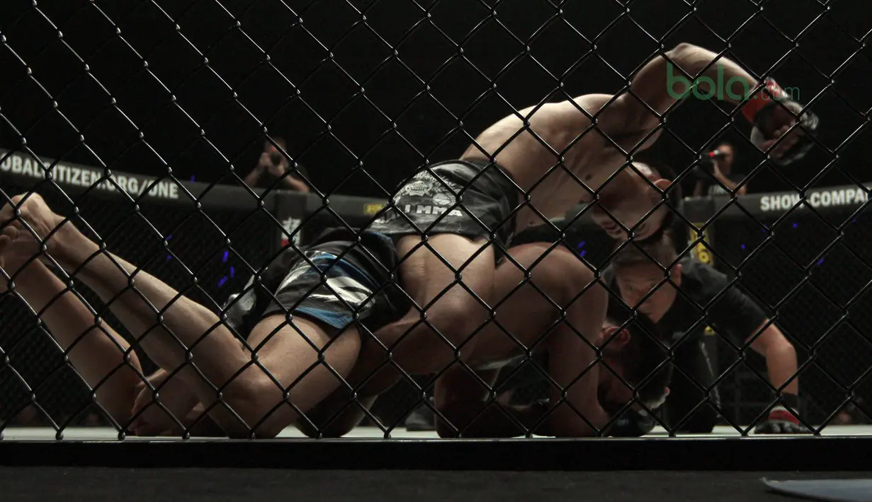 Stefer Rahardian menekan lawannya Himanau Kaushik pada ajang One Championship 2018 di Jakarta Convention Center, Sabtu (12/5/2018). Stefer Rahardian mudah pada menit kedua ronde pertama. (Bola.com/Nick Hanoatubun)