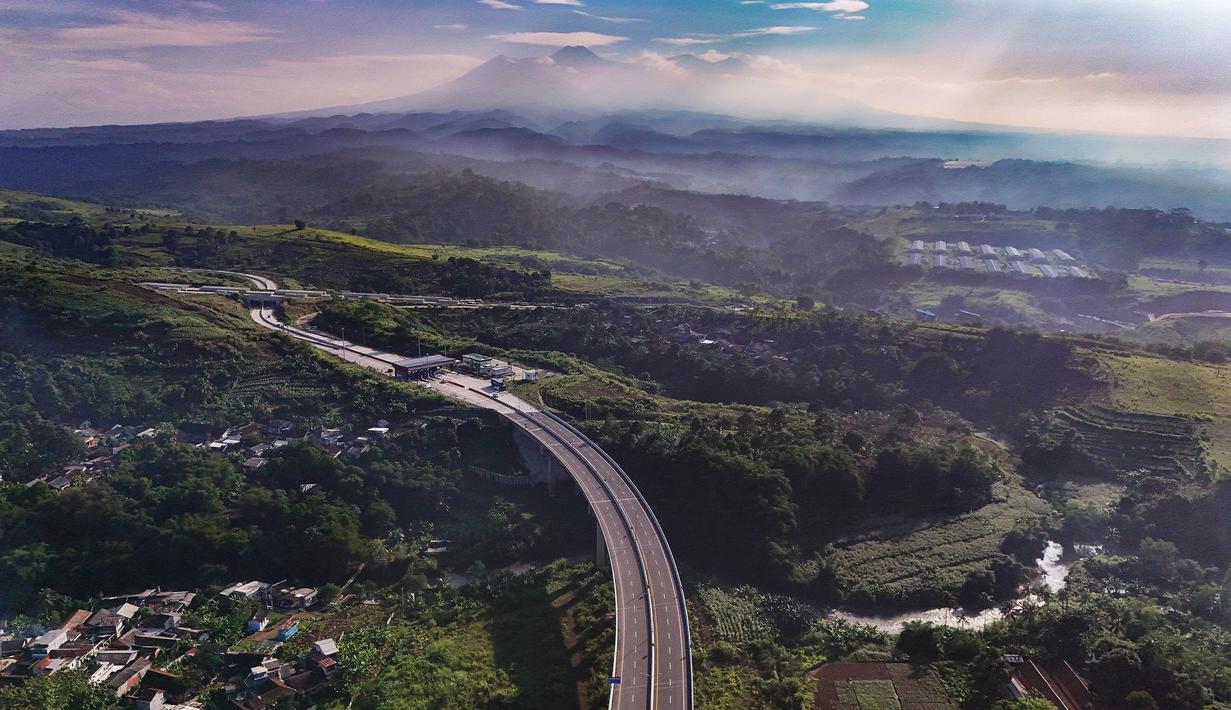 Untuk diketahui, Jalan Tol Bocimi terdiri dari empat segmen, yaitu Seksi 1 Ciawi - Cigombong yang sudah beroperasi, Seksi 2 Cigombong - Cibadak yang diresmikan Presiden RI Joko Widodo pada Jumat (4/8/2023) lalu, Seksi 3 Cibadak - Sukabumi Barat, dan Seksi 4 Sukabumi Barat - Sukabumi Timur. (merdeka.com/Arie Basuki)