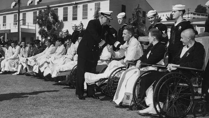 Purple Heart medals were presented in a mass ceremony to fighters of the U.S on Sept. 20, 1950 (AP Photo)