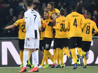 Pemain Young Boys merayakan gol pertama yang dicetak Guilaume Hoarau lewat eksekusi penalti pada laga lanjutan Liga Champions yang berlangsung di stadion Stade de Suisse, Swiss, Kamis (13/12). Young Boys menang 2-1 atas Juventus. (AFP/Fabrice Coffrini)