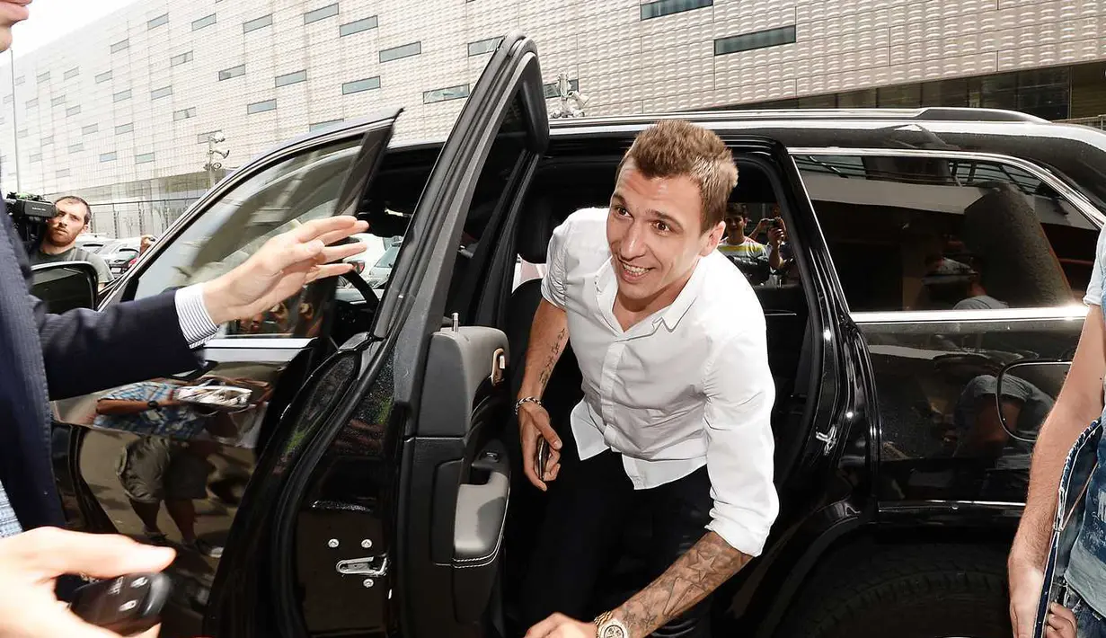 Striker Kroasia, Mario Mandzukic tiba di markas Juventus di Turin untuk menandatangani kontrak dan menjalani tes medis. (Juventus.com)
