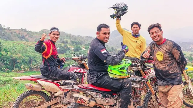Penuh dengan Lumpur, Ini 7 Momen Rifky Alhabsyi Naik Motor Trail