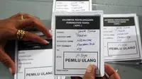 Untuk melengkapi bukti atas gugatan Pasangan Prabowo-Hatta KPUD diberbagai daerah akhirnya membuka kotak suara.