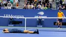 Petenis Serbia, Novak Djokovic merayakan kemenangannya atas Juan Martin del Potro dari Argentina pada partai final AS Terbuka  2018 di New York, Minggu (9/9). Djokovic mengalahkan Del Potro tiga set langsung 6-3, 7-6 (4), 6-3. (AP/Andres Kudacki)