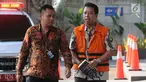 Anggota DPR RI nonaktif Muhammad Romahurmuziy (kanan) tiba di Gedung KPK, Jakarta, Rabu (24/7/2019). Romy diperiksa sebagai tersangka terkait dugaan menerima suap dalam jual beli jabatan di Kemenag Jawa Timur. (merdeka.com/Dwi Narwoko)