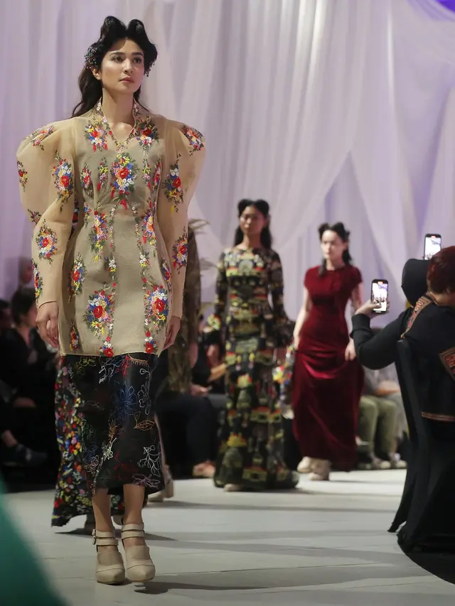 Rasa Baru Wastra Nusantara dalam Koleksi Mel Ahyar “Kultulibrasi”