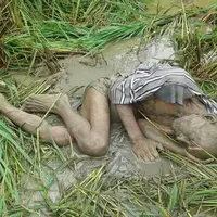 Foto-foto pria tua yang tengah tertidur pulas di sawah kini tengah menjadi perbincangan masyarakat di dunia maya. (Facebook/Jalil Anteza)