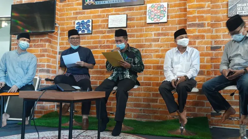 Walikota Serang, Syafrudin (memegang map kuning), Meluruskan Surat Imbauan Larangan Warteg Buka Siang Hari Selama Ramadan. (Minggu, 18/04/2021). (Liputan6.com/Yandhi Deslaama).