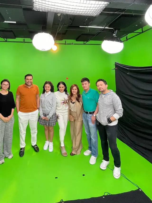 Krisdayanti temani Amora Lemos syuting video klip single perdananya (Foto: Instagram @krisdayantilemos)