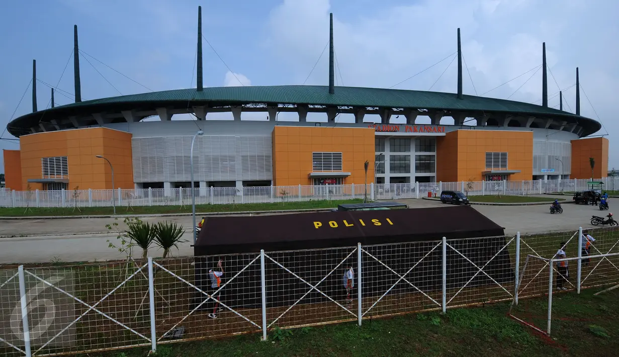 Tenda lapangan milik kepolisian didirikan di sekitar Stadion Pakansari, Kab Bogor, Jumat (10/3). Stadion Pakansari akan menjadi lokasi laga final Piala Presiden 2017 antara PBFC dan Arema FC pada Minggu (12/3). (Liputan6.com/Helmi Fithriansyah)