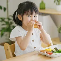 Membiasakan anak untuk makan sayur sejak dini/copyright shutterstock/polkadot_photo