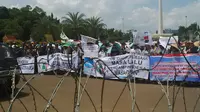 300 Warga yang berasal dari 19 kabupaten di Jawa Barat dan 4 kabupaten di Banten menggeruduk depan Istana Merdeka, Jakarta. (Silvanus Alvin/Liputan6.com)