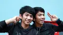 Penyanyi dangdut kembar identik Rizki dan Ridho memang selalu tampil kompak di atas panggung. Saking kompaknya penampilan kembar yang berbakat ini kerap kali membuat para penggemarnya bingung. (Deki Prayoga/Bintang.com)