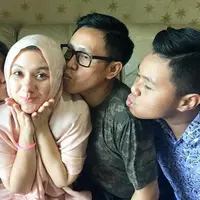 Tidak mudah mempertahankan rumah tangga. Banyak juga yang usia pernikahannya telah mencapai puluhan tahun harus kandas. Lantas seperti cara Eko Patrio membangun rumah tangga harmonis bersama Viona Rosalina. (Instagram/ekopatriosuper)