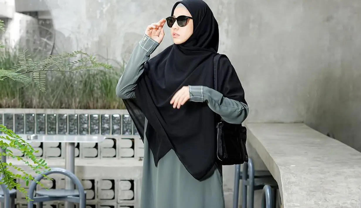 Natasha Rizki tampil dengan kerudung syari warna hitam panjang dipadukan abaya warna hijau. @natasharizkynew
