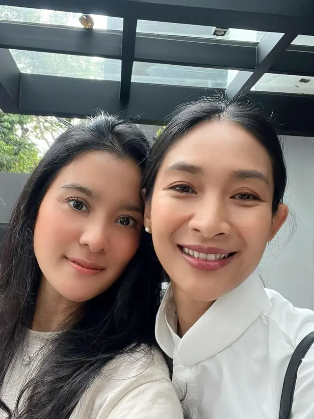 Tampil Kompak, Ini 7 Potret Persahabatan Happy Salma dan Marcella Zalianty