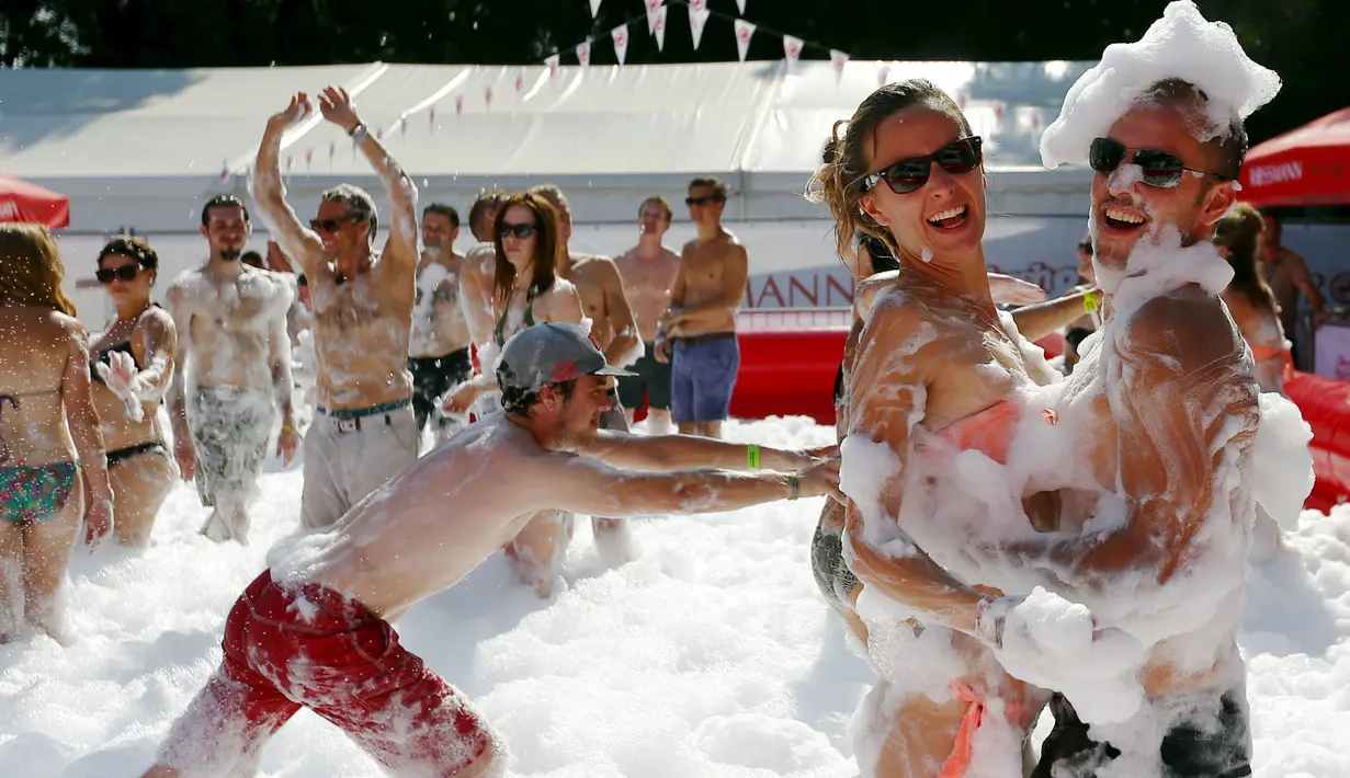Para peserta Festival asik bermain air sabun selama festival musik Sziget berlangsung di Budapest , Hongaria, Rabu (12/8/ 2015). Festival ini berlangsung selama seminggu dengan target peserta sebesar 415.000 orang. (REUTERS/Laszlo Balogh)