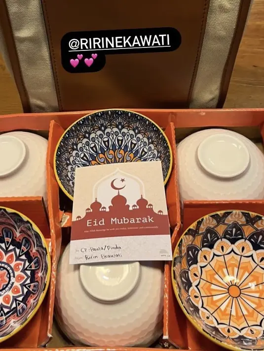 Ririn Ekawati membagikan hampers berisikan mangkuk bermotif lengkap dengan kartu ucapan. Credit: Instagram (@paula_verhoeven)