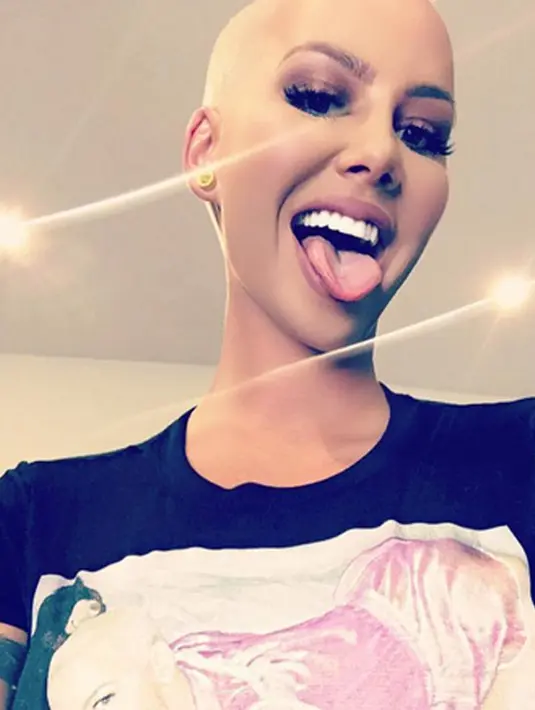 “Payudaraku sangat berat, bagian punggungku terasa sakit dan aku tak bisa memakai kaus kecil yang imut tanpa bra nenek-nenek,” tulisnya. (Instagram/amberrose)