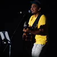Membawakan beberapa jenis lagu di acara Java Jazz festival 2017, Glenn bernyanyi di BNI Stage Hall,di JIExpo Kemayoran, Jakarta Utara, Minggu (5/3). Ia tampil dengan setelan jas berwarna biru dan topi andalannya. (Syaiful Bahri/Bintang.com)