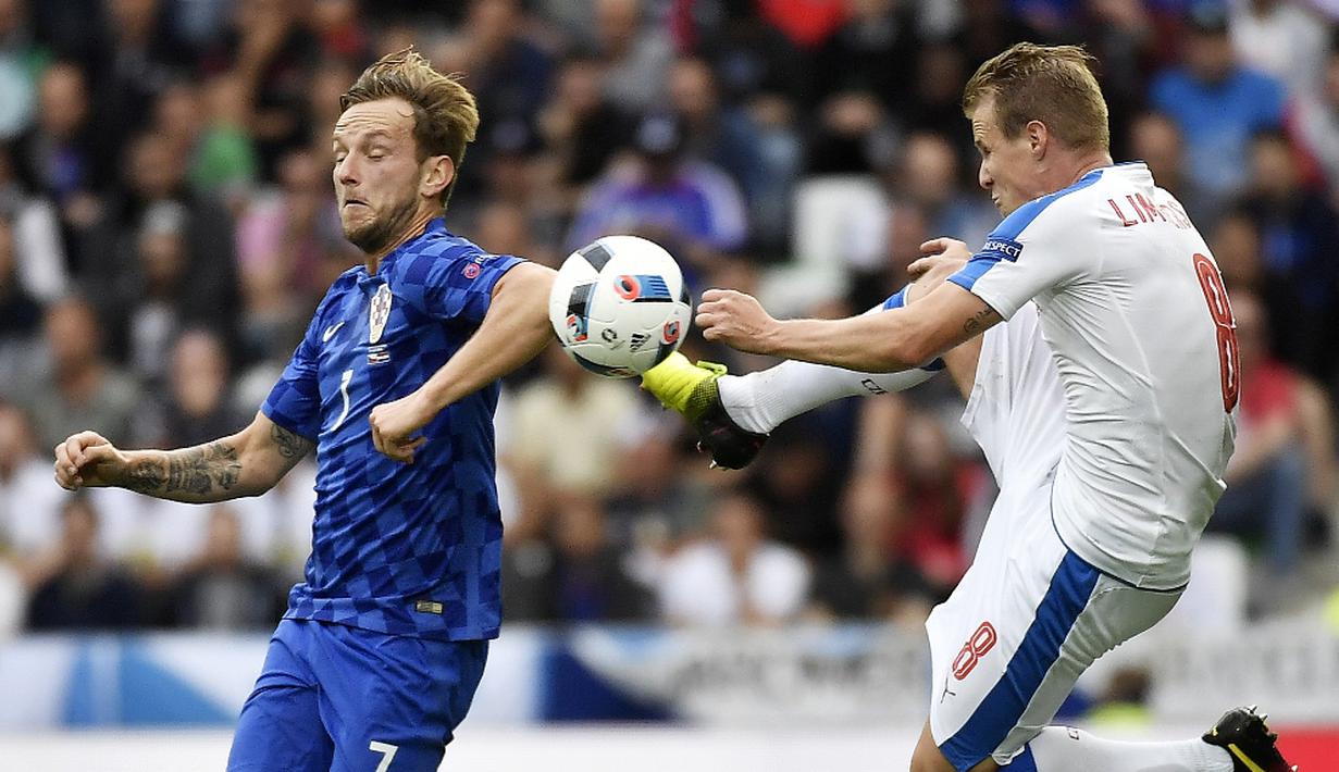 Ivan Rakitic mencetak satu gol dan lima peluang lainnya saat Kroasia bermain imbang 2-2 melawan Republik Ceska, (17/6/2016). (AFP/Jeff Pachoud)