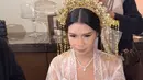 Saat resepsi pernikahan, Rachelly tampil dengan adat Palembang. Terlihat dari suntiang keemasan yang tidak terlalu besar di rambutnya. [@redberrywedding]